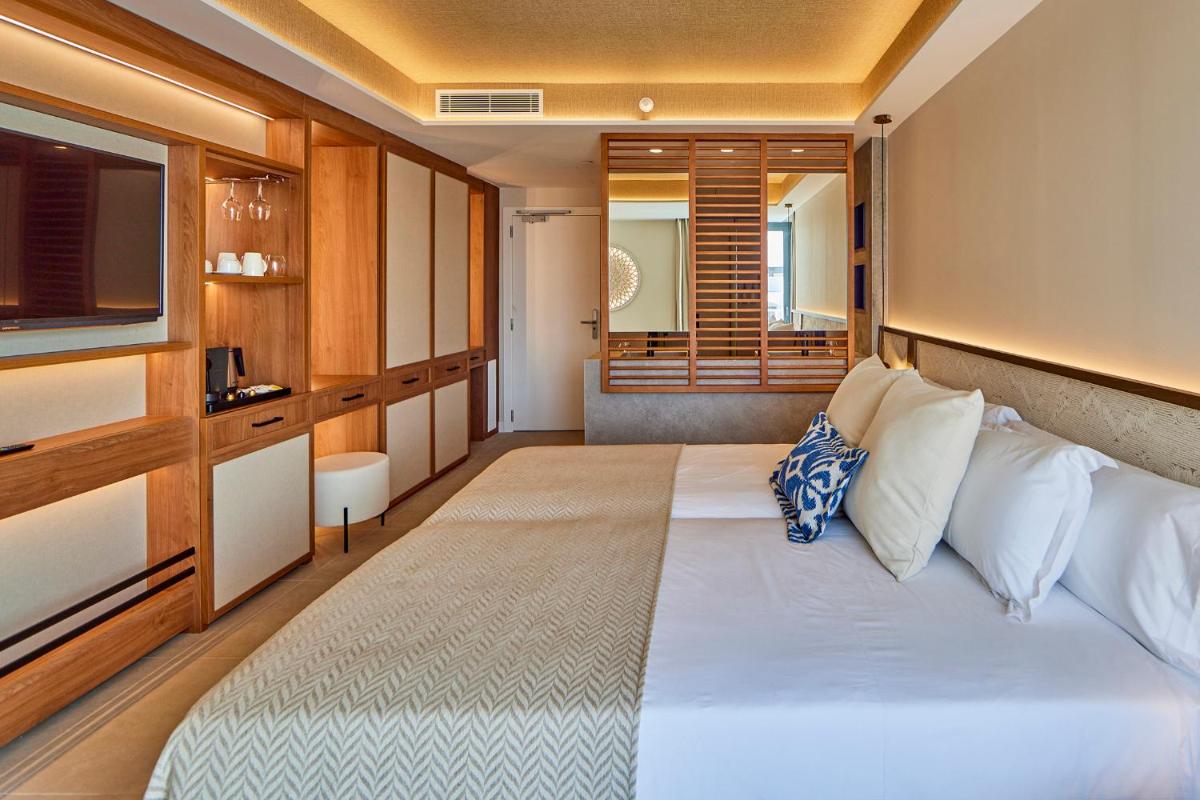 Cama o camas de una habitación en Universal Grand León & Spa