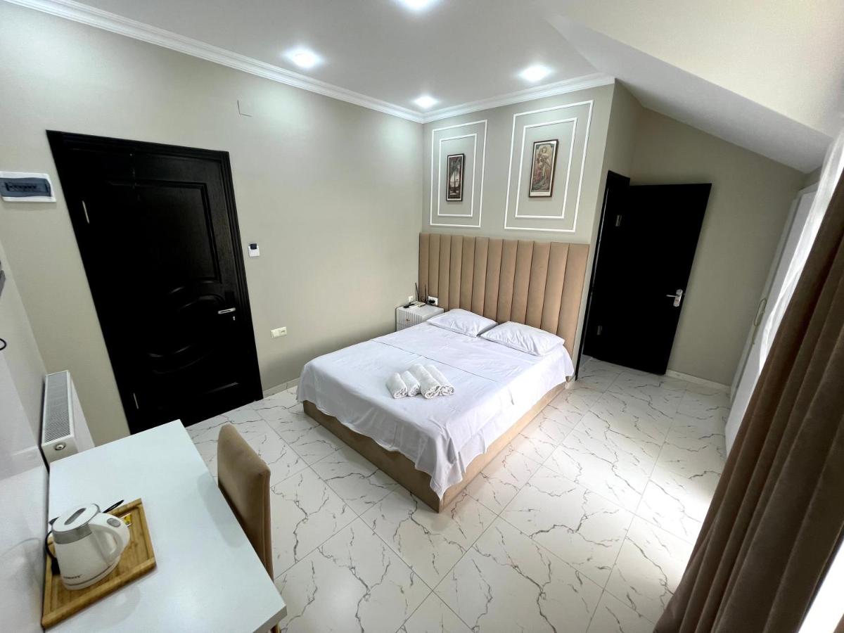 Four Seasons Hotel - Housity