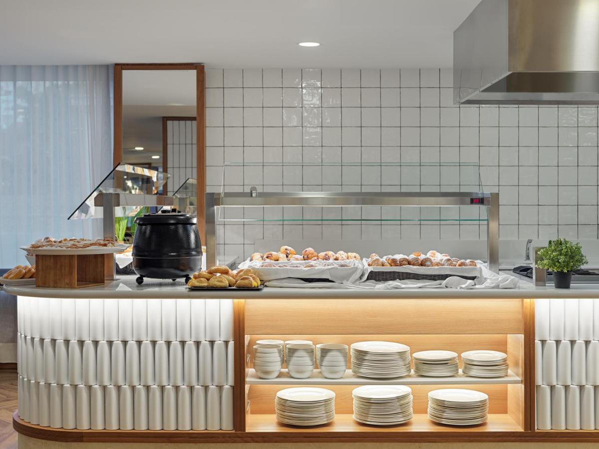 Una cocina o zona de cocina en H10 Casa del Mar
