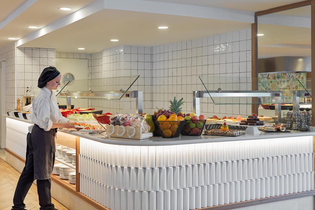 Comida en o cerca de este hotel
