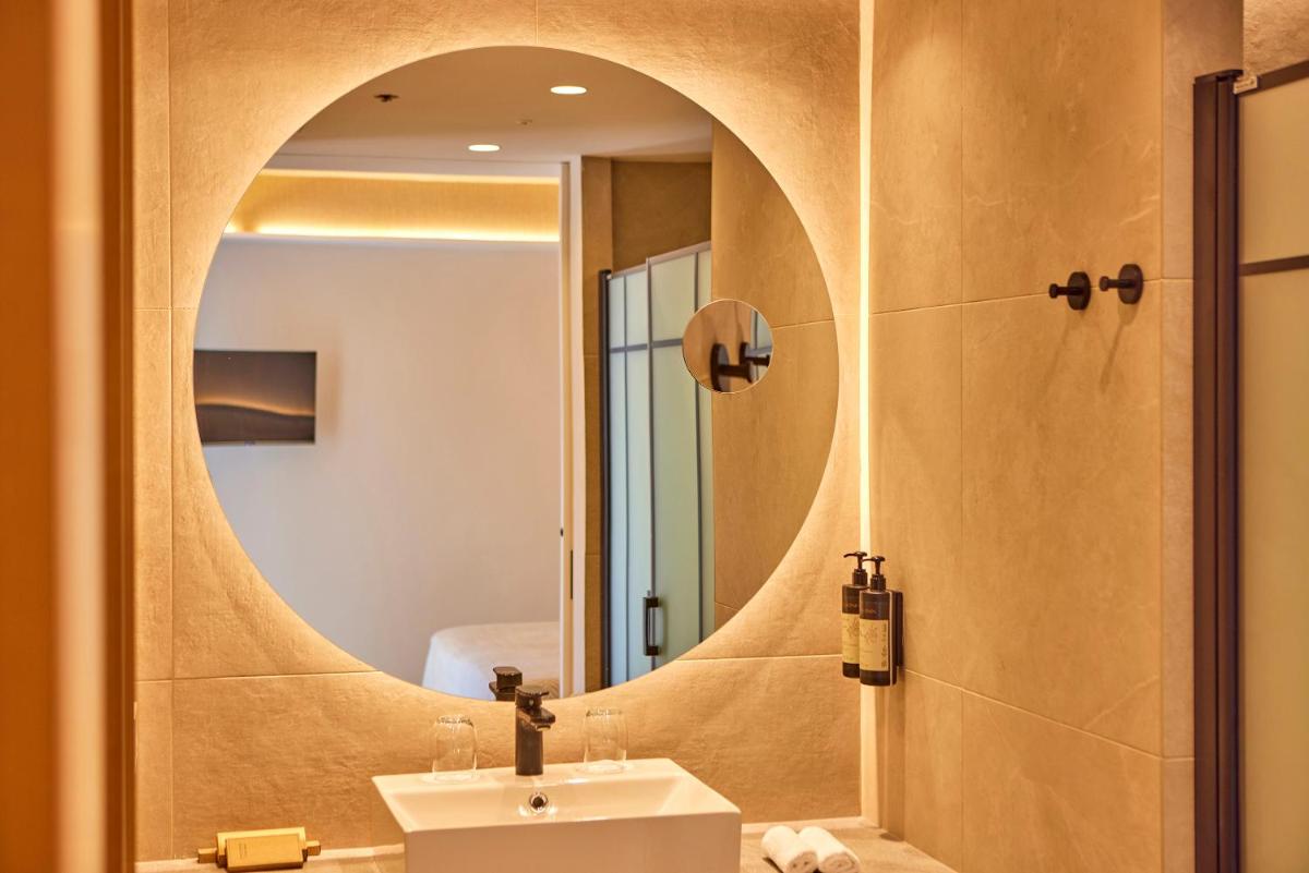 Un baño de Universal Grand León & Spa