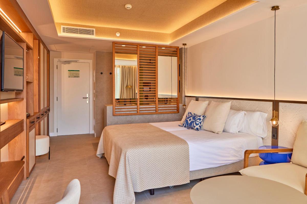 Cama o camas de una habitación en Universal Grand León & Spa