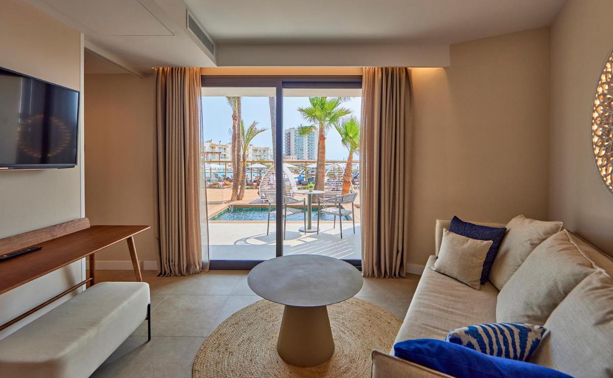 una sala de estar con un sofá y una mesa en Universal Grand León & Spa, en Colonia de Sant Jordi