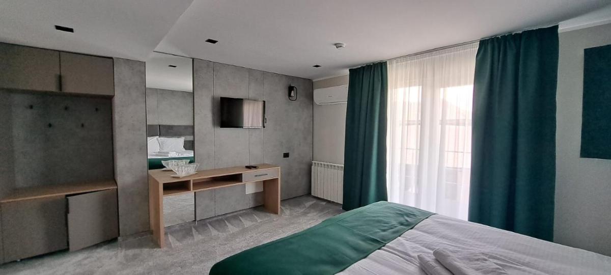 Hotel Plutitor Lebăda - Housity