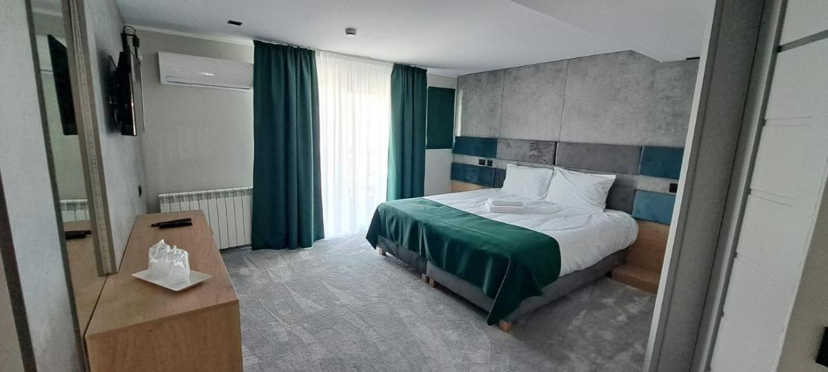 Hotel Plutitor Lebăda - Housity