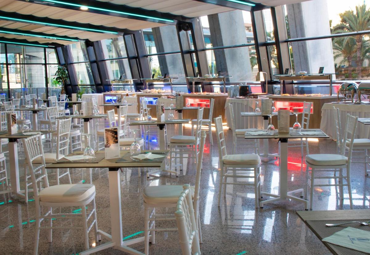 Un restaurante o sitio para comer en Gran Hotel Bali & Spa