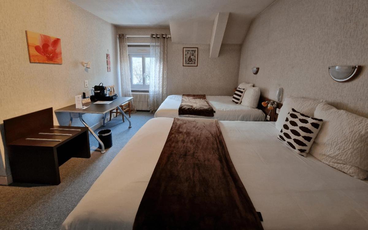 Un ou plusieurs lits dans un hébergement de l'établissement Logis Central Hôtel - Restaurant & Spa