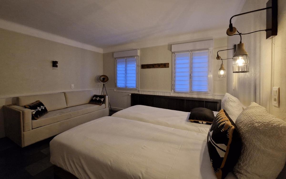Un ou plusieurs lits dans un hébergement de l'établissement Logis Central Hôtel - Restaurant & Spa