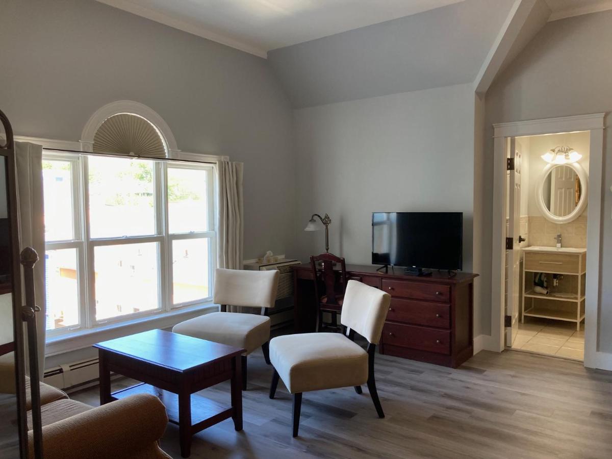Lunenburg Arms Hotel - Housity