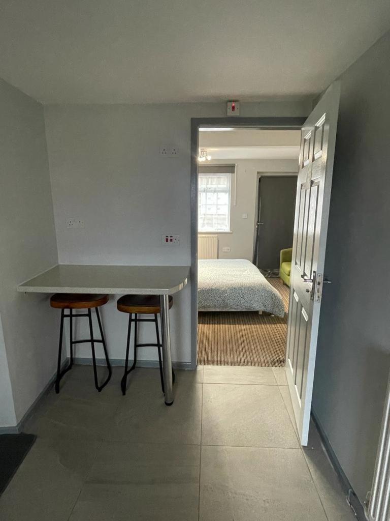 Homestay 1bedroom in family home with small wet room and own entrance - Housity