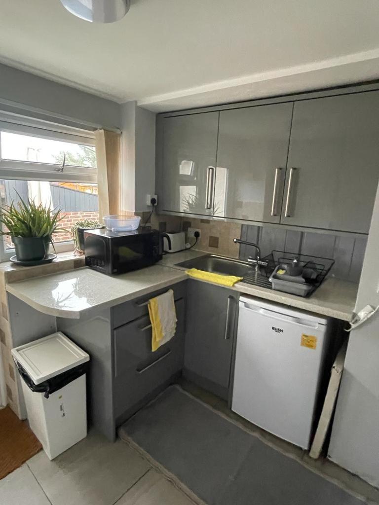 Homestay 1bedroom in family home with small wet room and own entrance - Housity