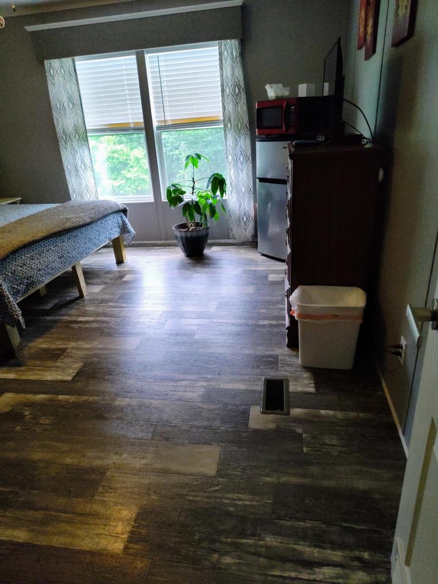 Riley's Pad Master Suite - Housity
