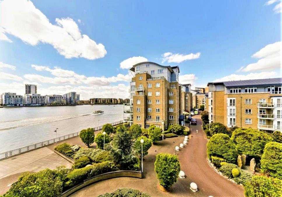 Master Bedroom with En Suite bathroom in London Docklands overlooking for Greenwich - Housity