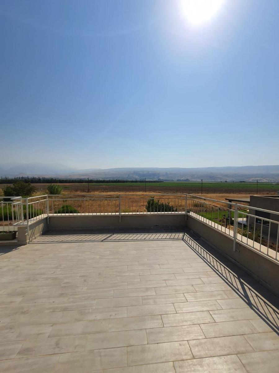 היחידה ליד הנחל עם הנוף לחרמון 33 - Housity