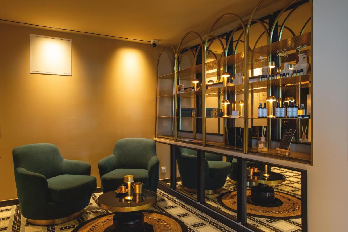 Coin salon dans l'établissement Hotel La Pietra Restaurant & Spa