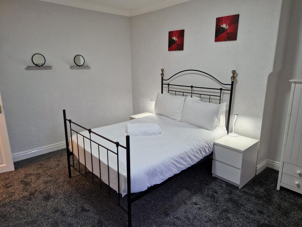 Birtley's Diamond 3 bed Apt sleeps 6 Guests - Housity