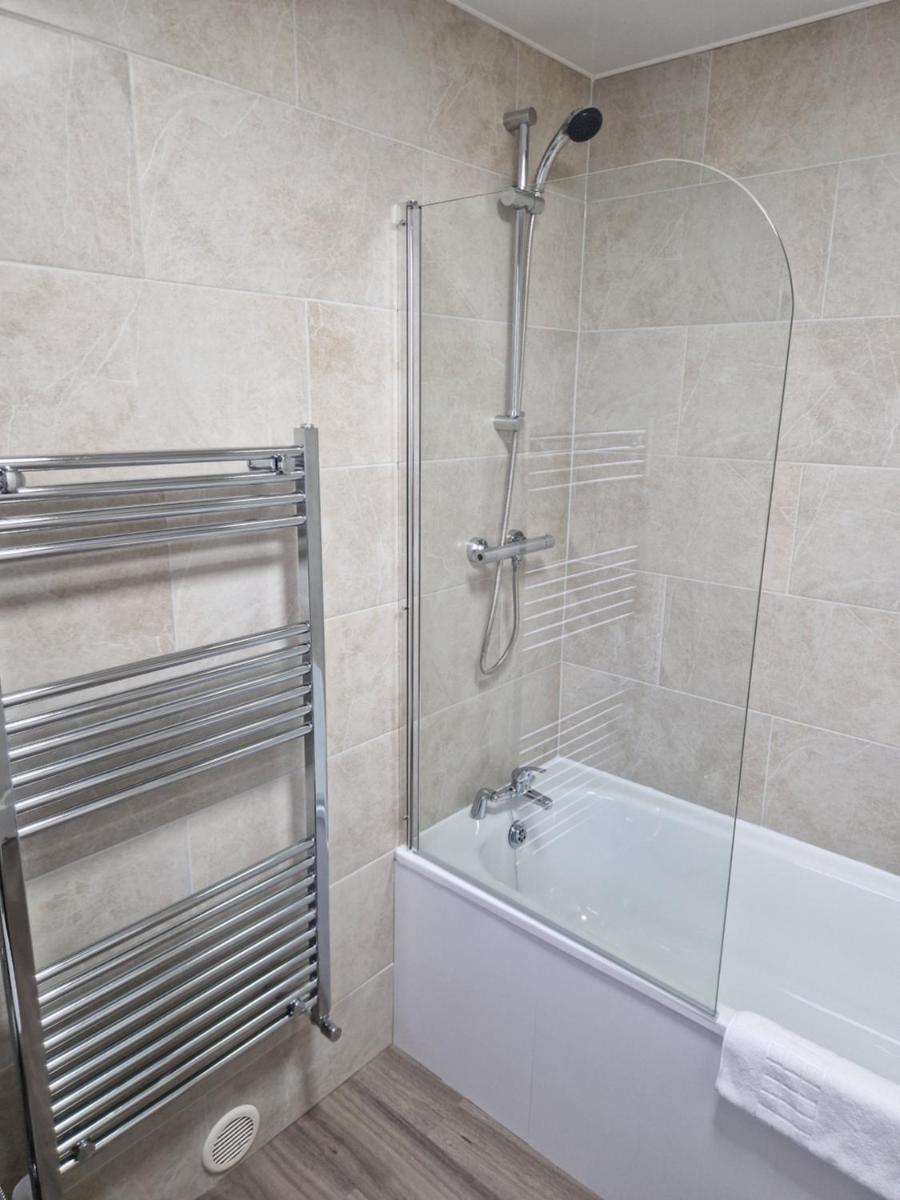 Birtley's Diamond 3 bed Apt sleeps 6 Guests - Housity