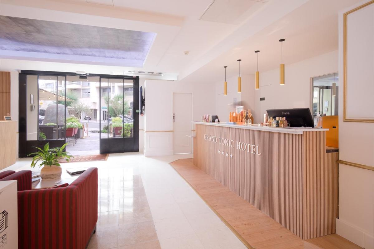 Hall ou réception de l'établissement Grand Tonic Hotel & SPA NUXE