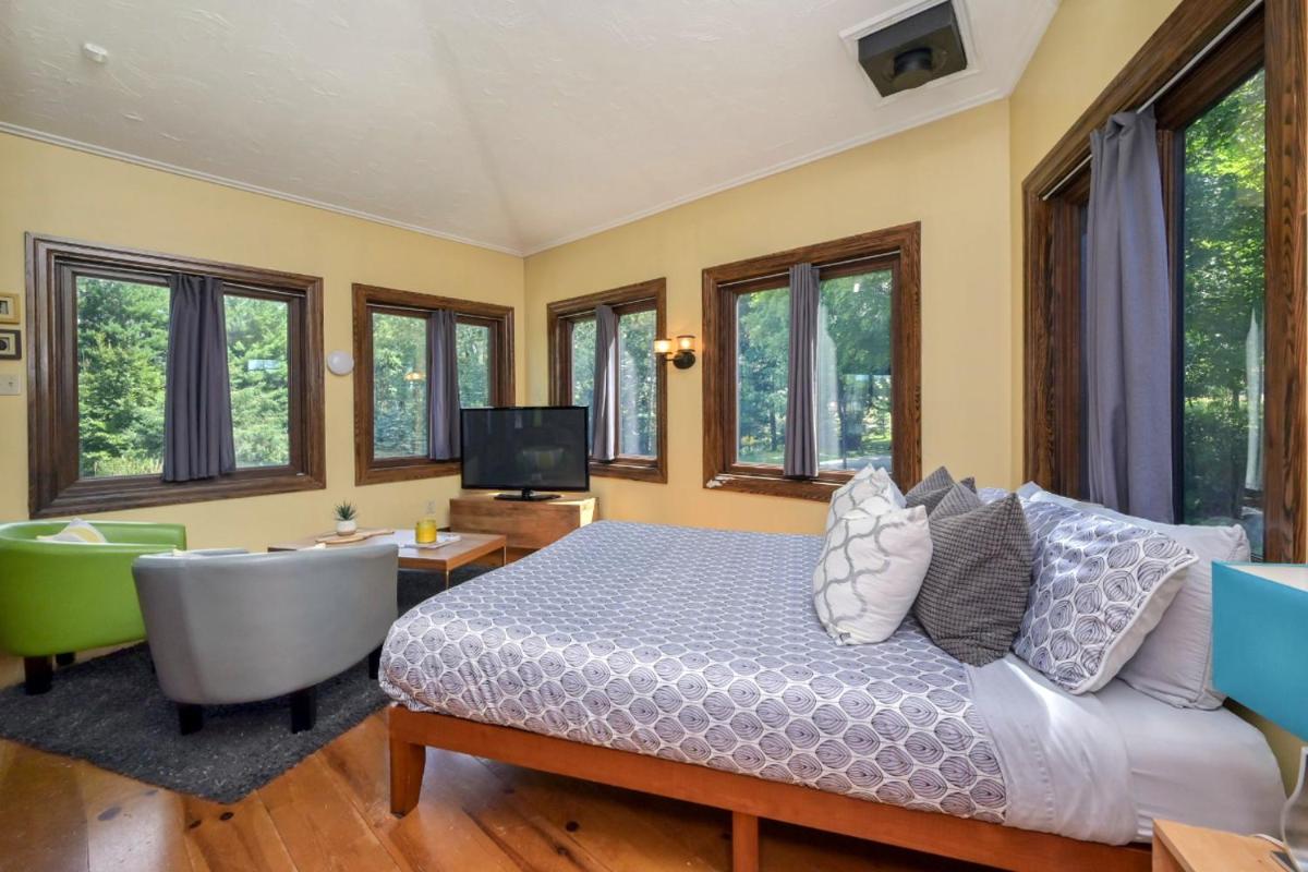 Suitetrails - The Front Porch Room of a 140-Year-Old Victorian House