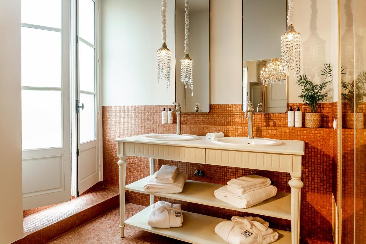 Salle de bains dans l'établissement Château Léognan, Domaine viticole - proche Bordeaux