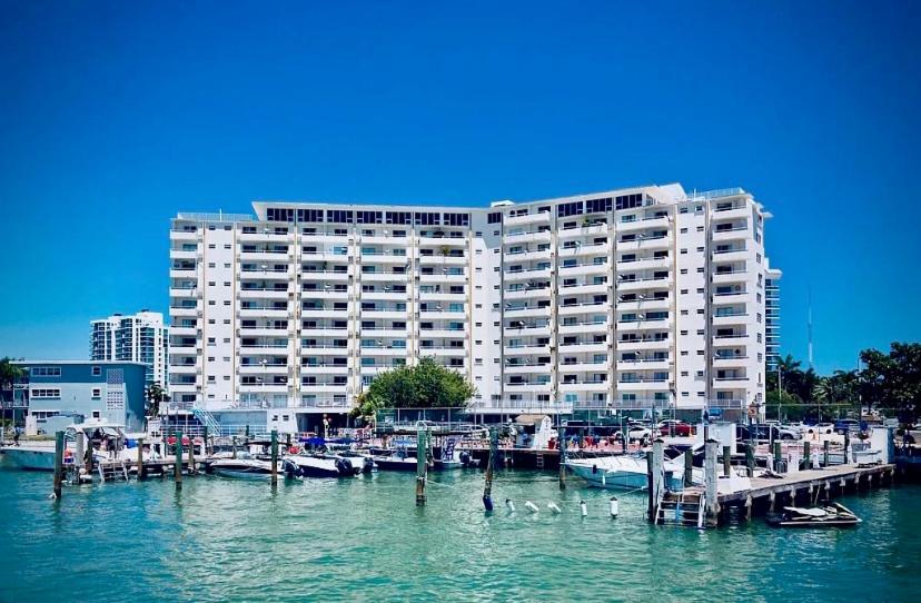 Suitetrails - Modern waterfront apartment with pool and free parking 5 mins drive to Miami Beach