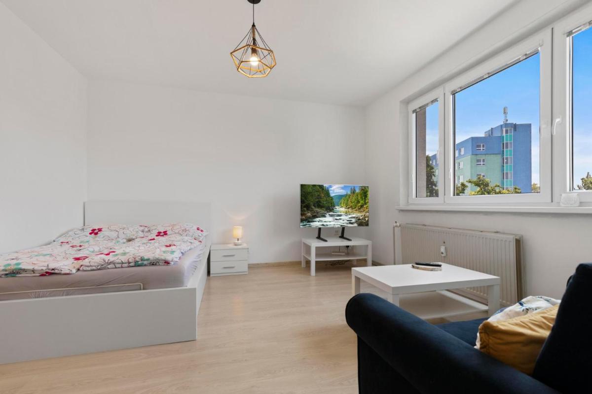 Apartment w Netflix, Coffee or Tea & Parking - Housity