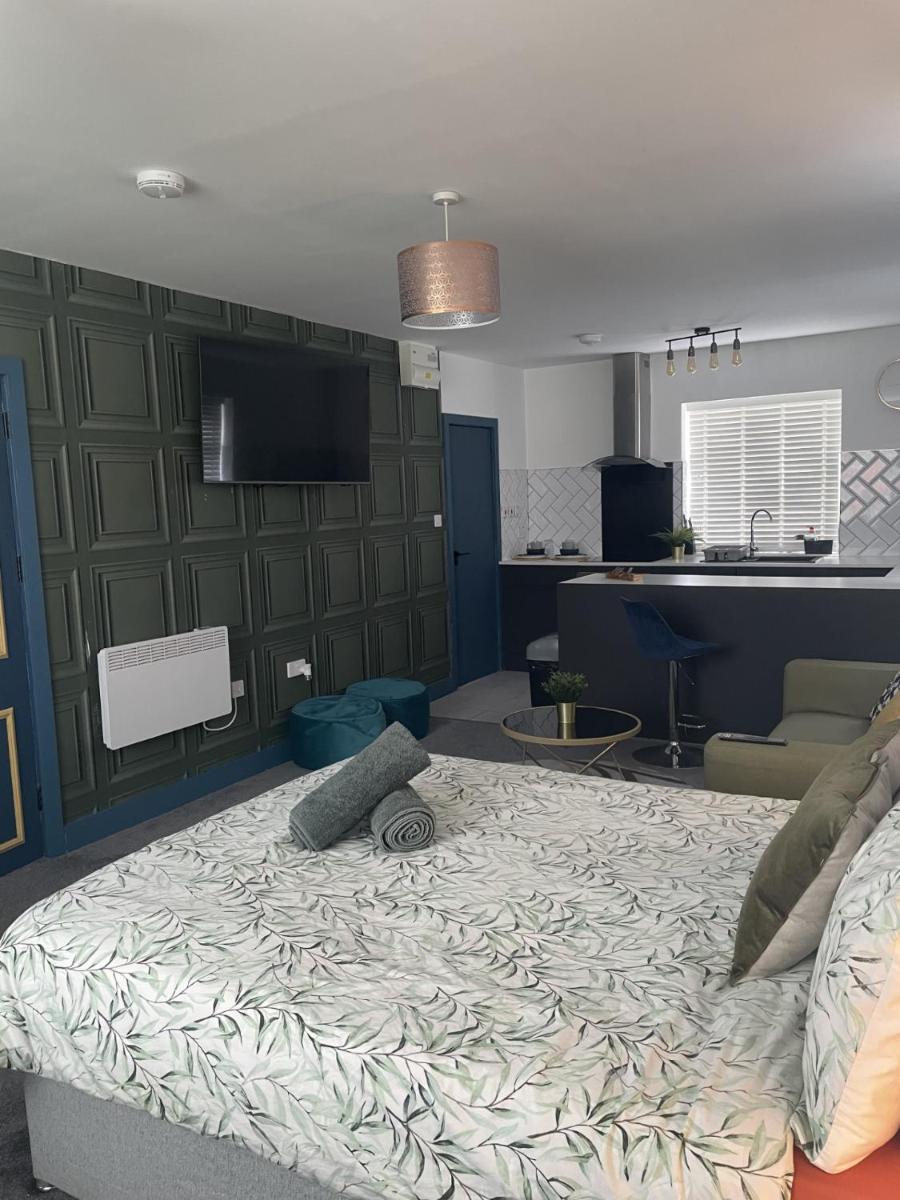 Entire Brand New Serviced Apartment in Moseley - Housity