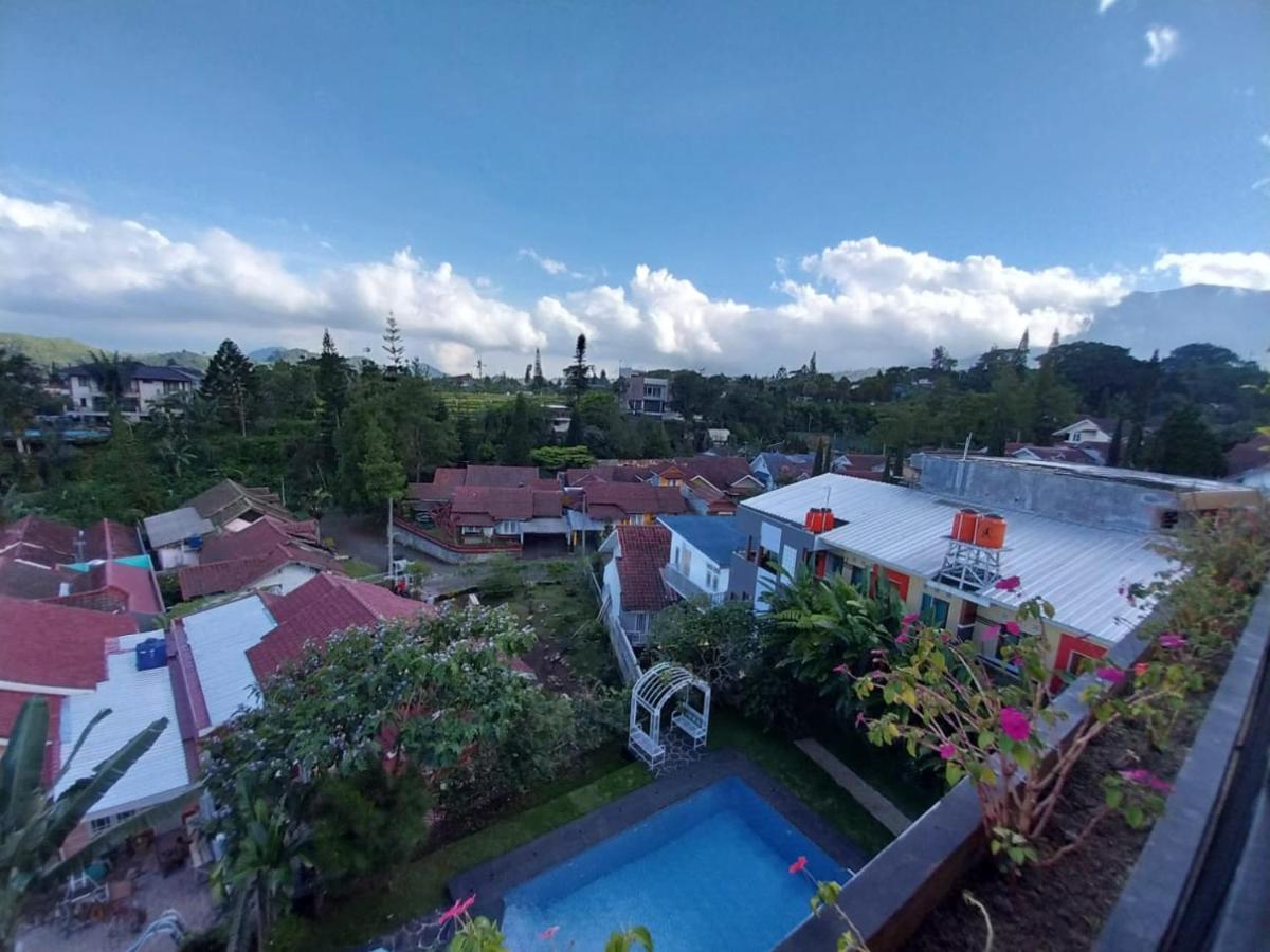 Villa puncak Bogor ala Bali - Housity