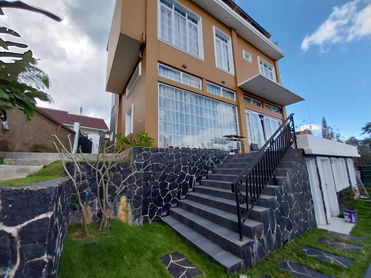 Villa puncak Bogor ala Bali - Housity