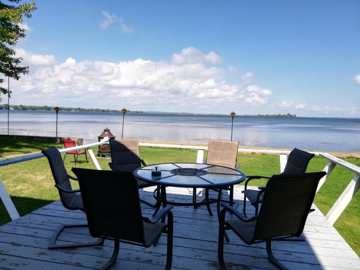 Entire waterfront cottage in carrying place - Housity