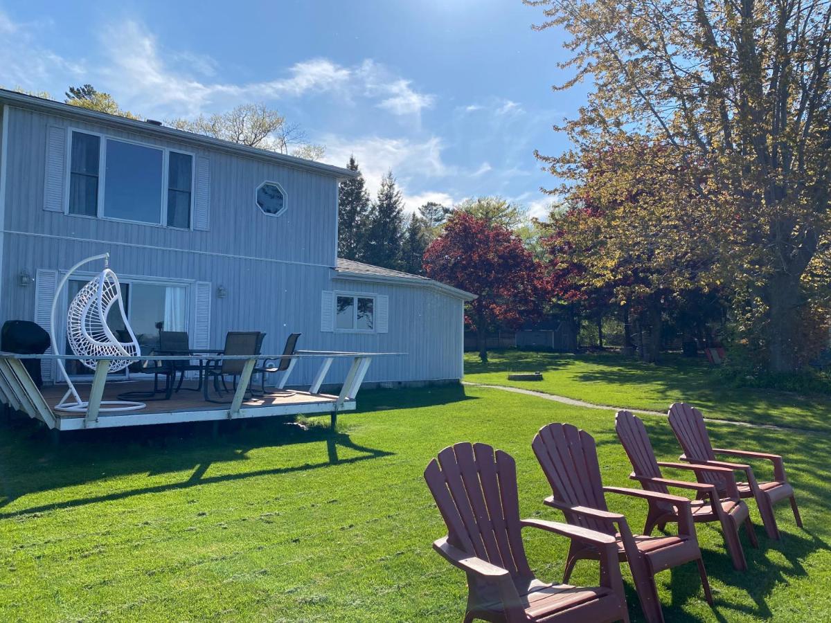Entire waterfront cottage in carrying place - Housity