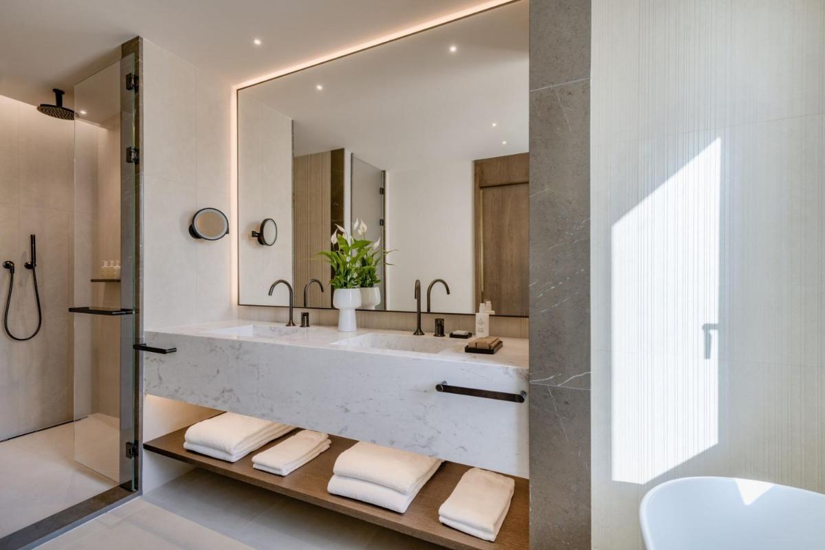 Un baño de JW Marriott Hotel Madrid
