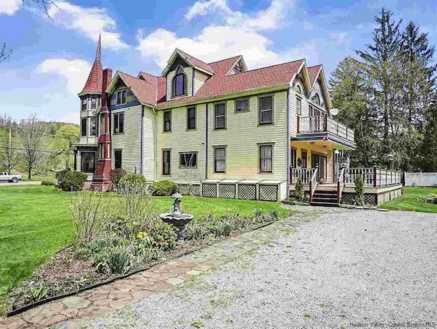 Queen Rose Room - Housity