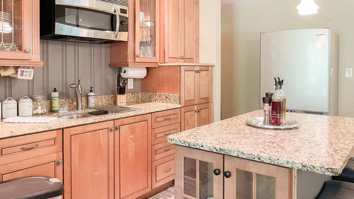 Perfect Stay High Ceilings Huge Yard And Amenities - Housity