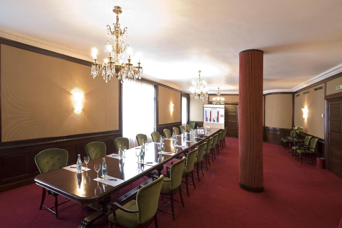 Un restaurante o sitio para comer en Hotel Carlton