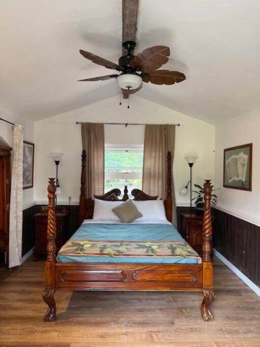 The Red Cottage and Hawaiian Pond Garden Paradise! - Housity