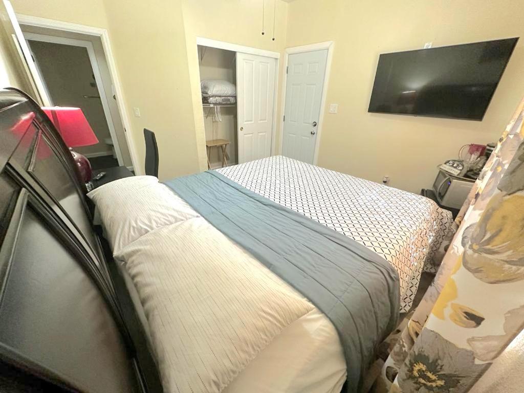Beautiful King Bed Private Room and Bathroom with Free Parking - Housity