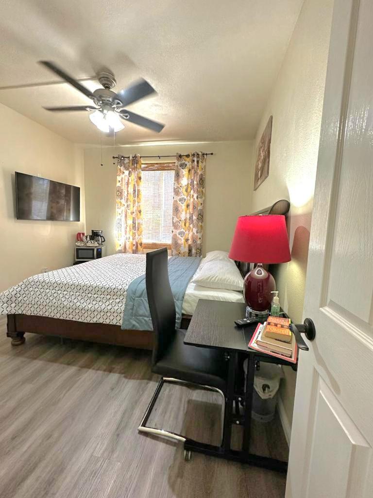 Beautiful King Bed Private Room and Bathroom with Free Parking - Housity