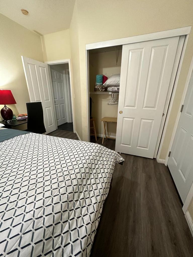 Beautiful King Bed Private Room and Bathroom with Free Parking - Housity