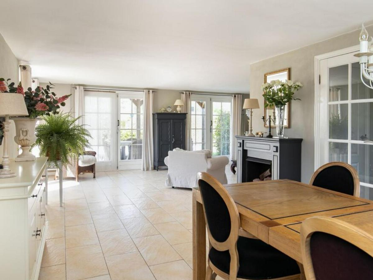 Gemütliches Ferienhaus mit beheiztem Pool, Garten und überdachter Terrasse - Housity