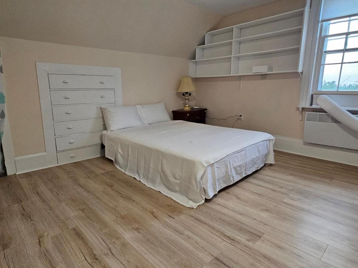 Sunflower Guest Suites - Housity