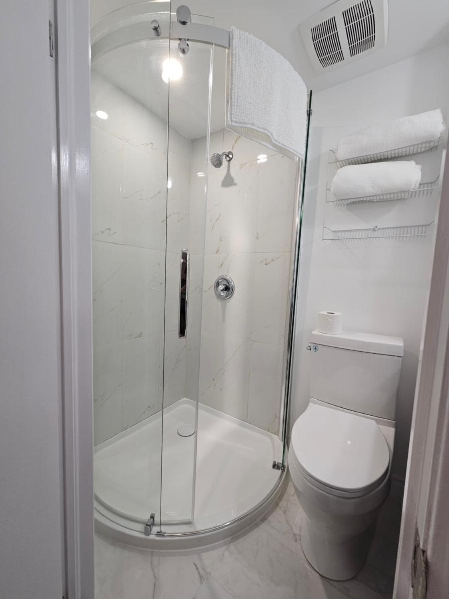 Sunflower Guest Suites - Housity