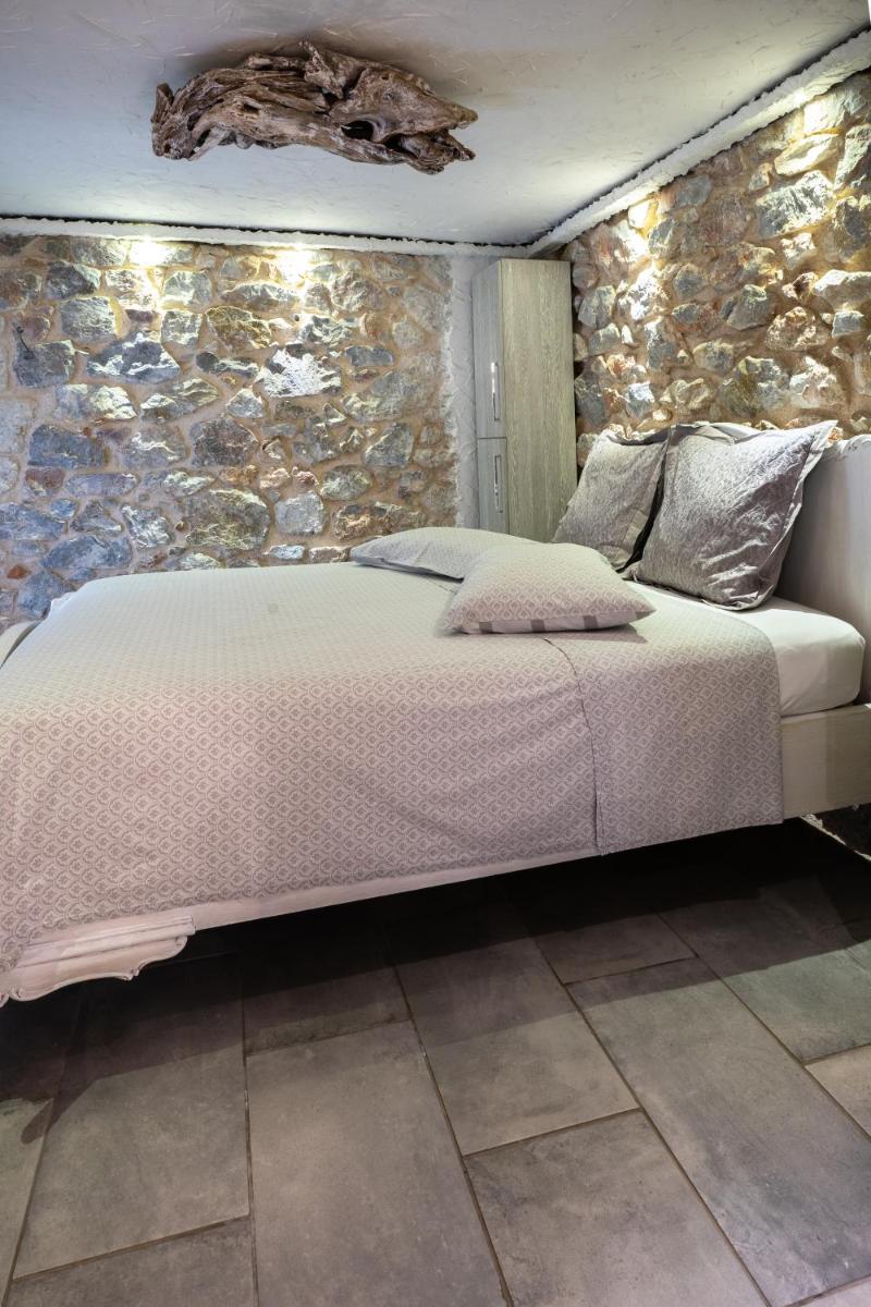 Stone House - Housity
