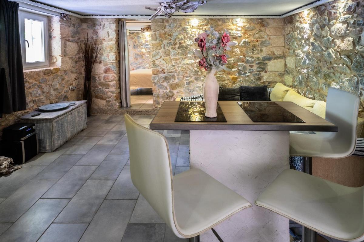 Stone House - Housity