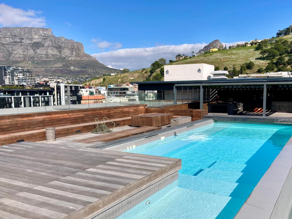 Sunny Apartment with Pool&Terrace at The Docklands - Housity