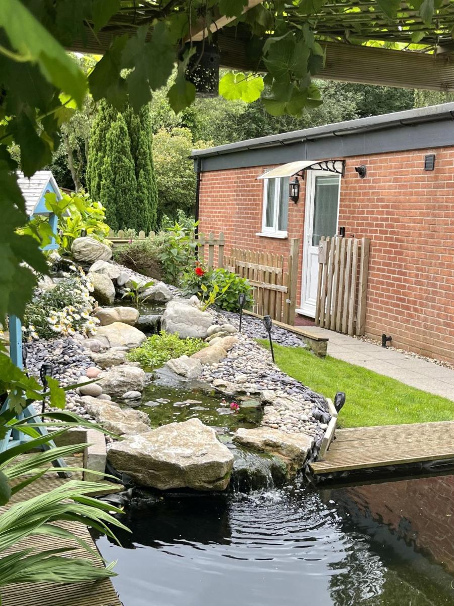 Patio lodge with forest access close to beaches - Housity