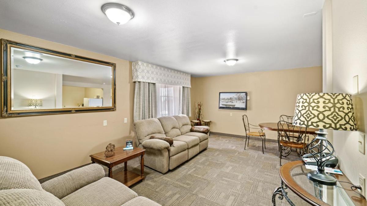 Clarion Hotel & Suites Fairbanks near Ft Wainwright - Housity