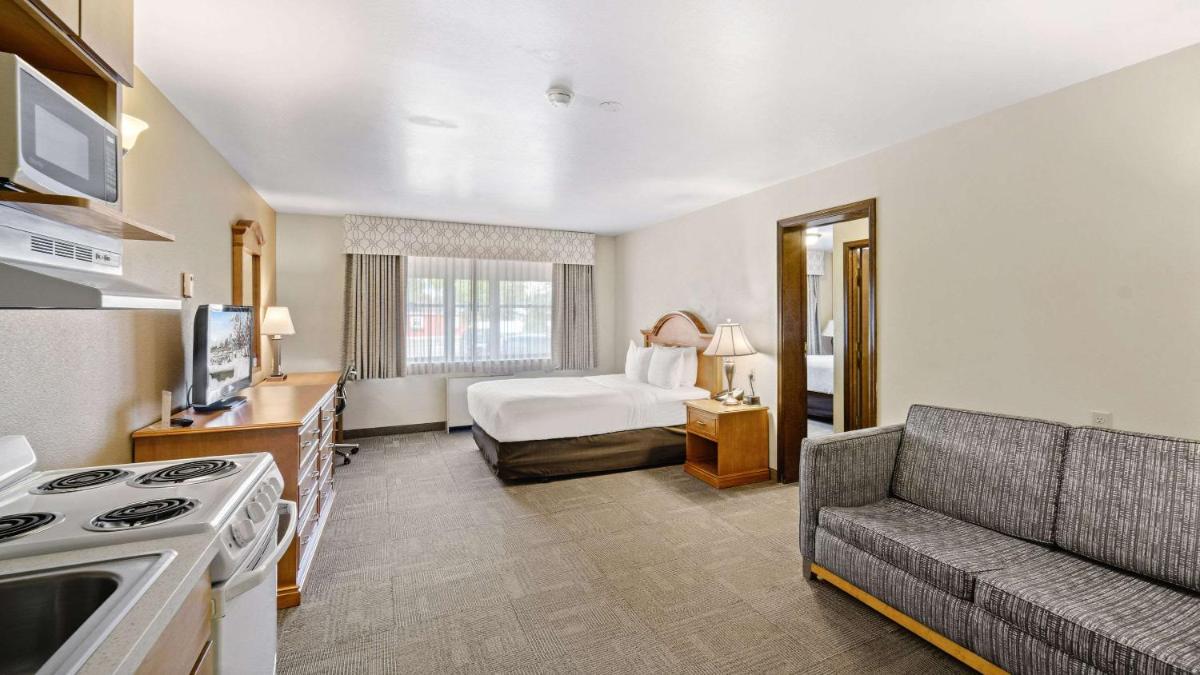 Clarion Hotel & Suites Fairbanks near Ft Wainwright - Housity