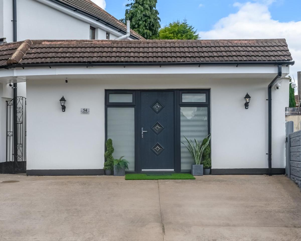Luxury one bedroom guesthouse M6, Junction 10 Walsall - Housity