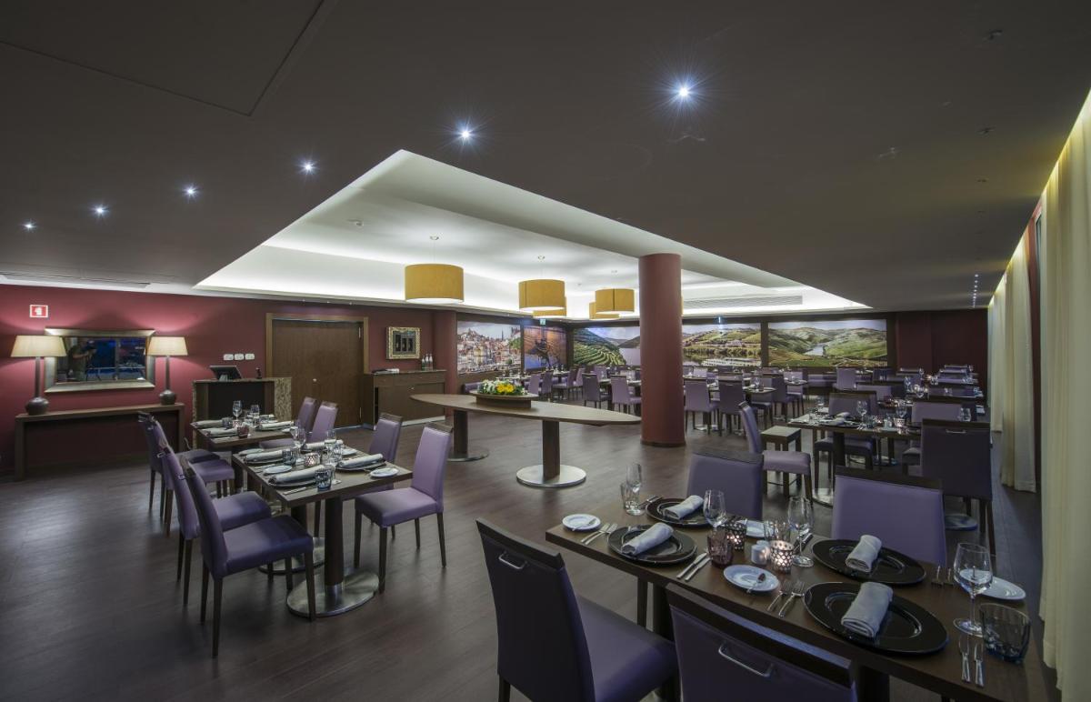 Um restaurante ou outro lugar para comer em Vila Gale Collection Douro